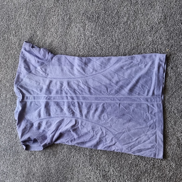Purple lululemon tshirt - Picture 2 of 4
